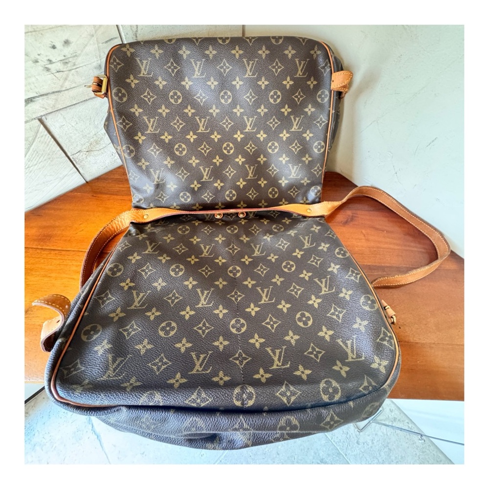 🎉SOLD🎉LOUIS VUITTON SAUMUR 35 SHOULDER MESSENGER BAG - Picture 6 of 15